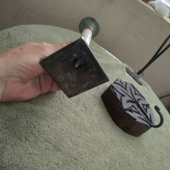 Vintage brass candle and hook keyhole display - Picture 4 of 6